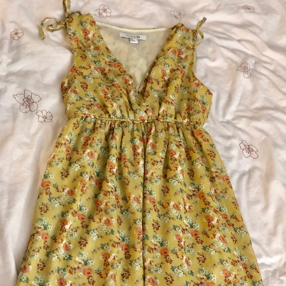 Forever 21 Yellow Floral V-Neck Dress Size Small